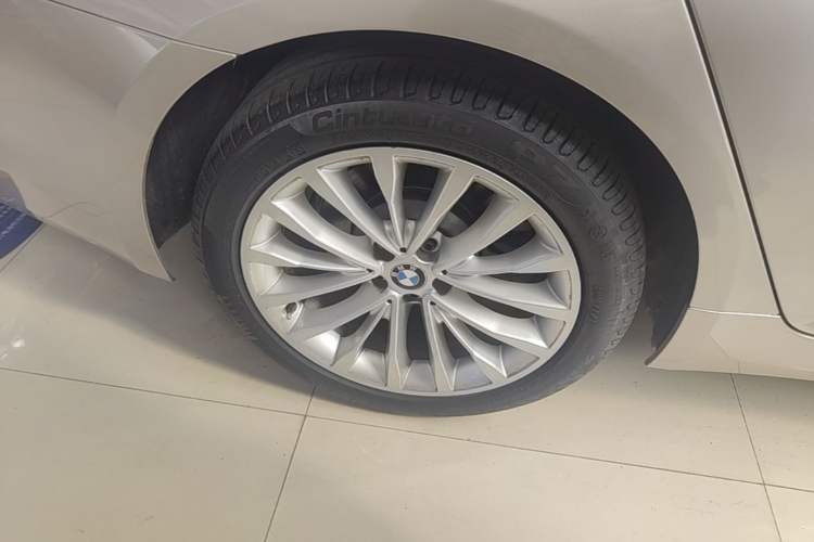 Used BMW 5 Series 2019 530Li Leading Model Luxury Package Right Rear Wheel Hub