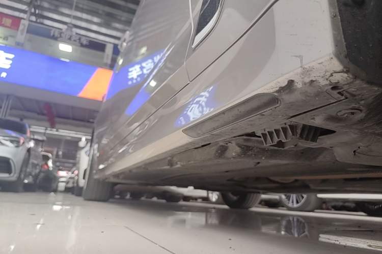 Used BMW 5 Series 2019 530Li Leading Model Luxury Package Right Side Sill
