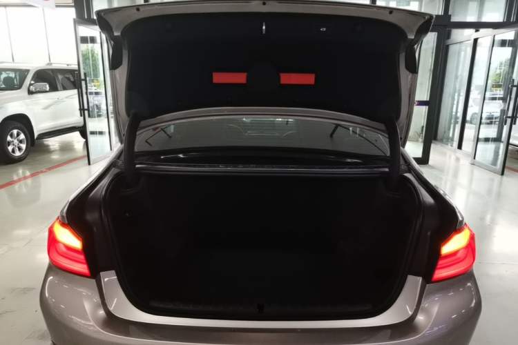 Used BMW 5 Series 2019 530Li xDrive Luxury Package Trunk