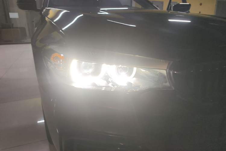 Used BMW 5 Series 2019 530Li Leading Model M Sport Package Right Front Headlight