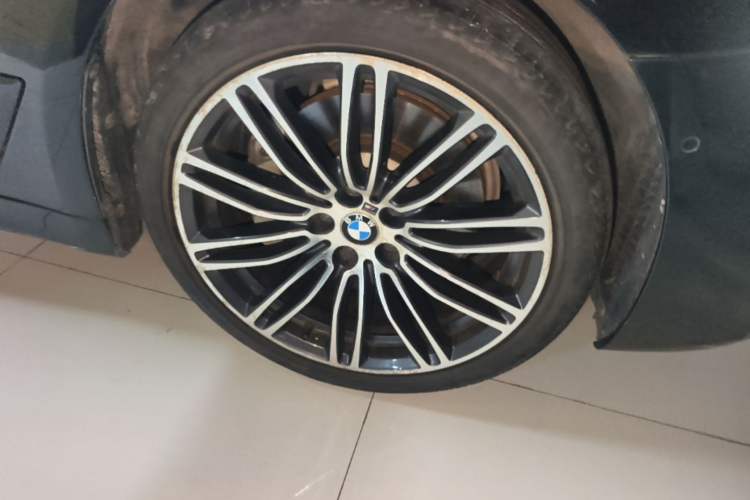 Used BMW 5 Series 2019 530Li Leading Model M Sport Package Right Front Wheel Hub