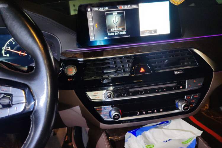 Used BMW 5 Series 2019 525Li Luxury Package Audio And AC Panel