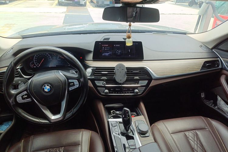 Used BMW 5 Series 2019 Facelifted 530Li Leading Edition Luxury Package Center Console