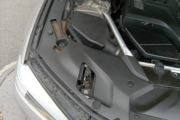 Used BMW 5 Series 2019 525Li Luxury Package Engine Bay Right