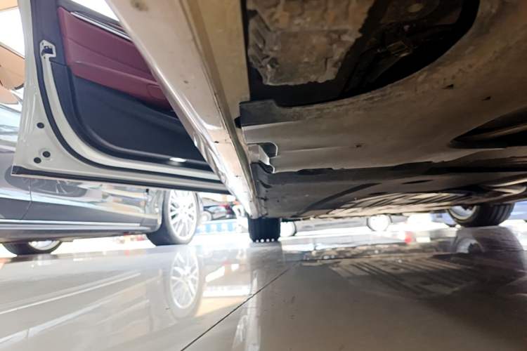 Used BMW 5 Series 2019 Restyled 530Li Luxury Edition M Sport Package Left Side Sill