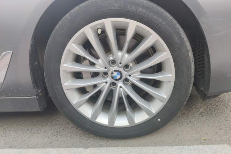 Used BMW 5 Series 2019 Updated 530Li xDrive Luxury Package Right Front Wheel Hub