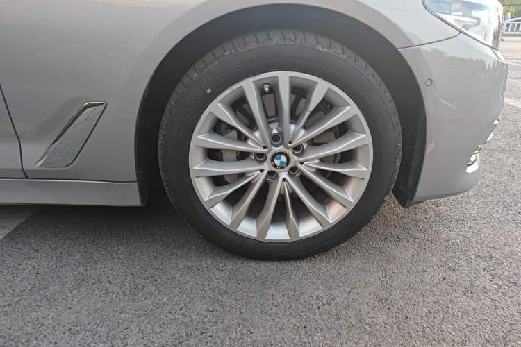 Used BMW 5 Series 2019 Updated 530Li xDrive Luxury Package Right Front Wheel Hub