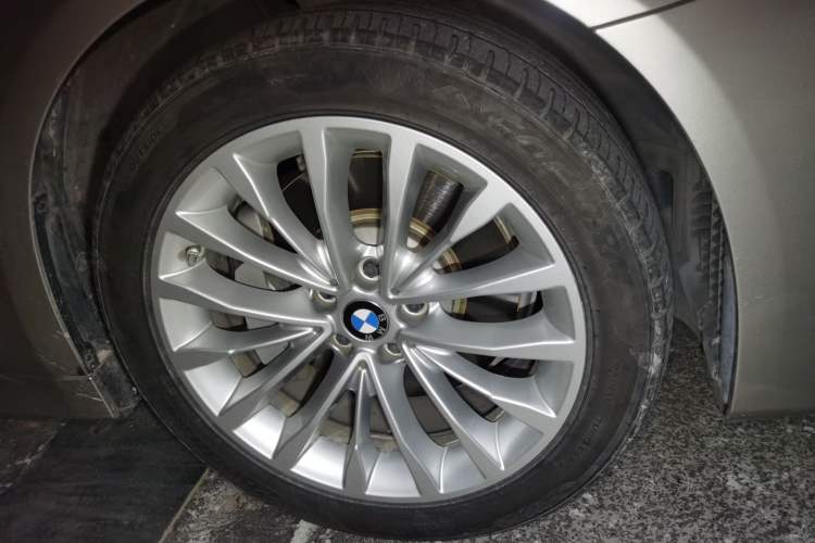Used BMW 5 Series 2019 530Li Leading Model Luxury Package Right Front Wheel Hub