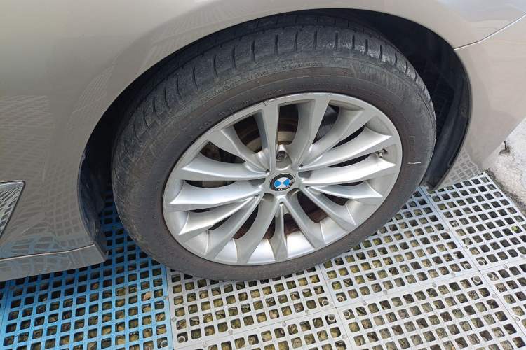 Used BMW 5 Series 2019 Facelifted 530Li Leading Edition Luxury Package Right Front Wheel Hub