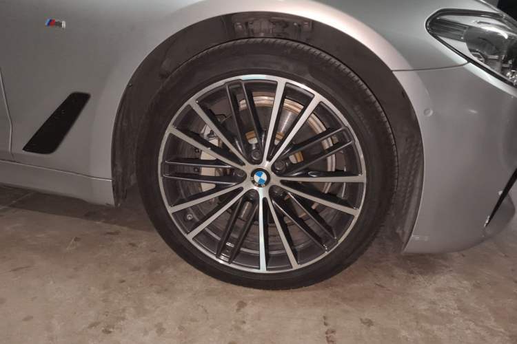 Used BMW 5 Series 2019 Facelifted 530Li Leading Edition M Sport Package Right Front Wheel Hub