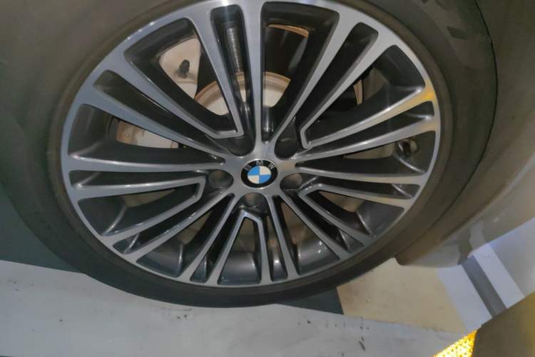 Used BMW 5 Series 2019 530Li Luxury Edition Premium Package Right Front Wheel Hub