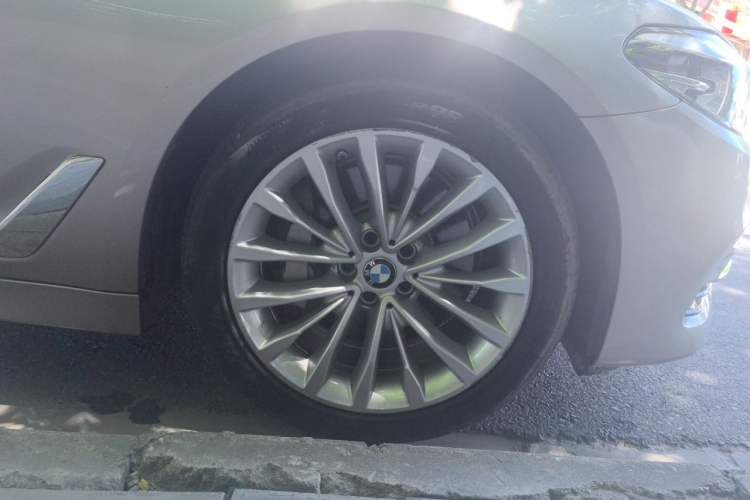 Used BMW 5 Series 2019 Updated 530Li xDrive Luxury Package Right Front Wheel Hub