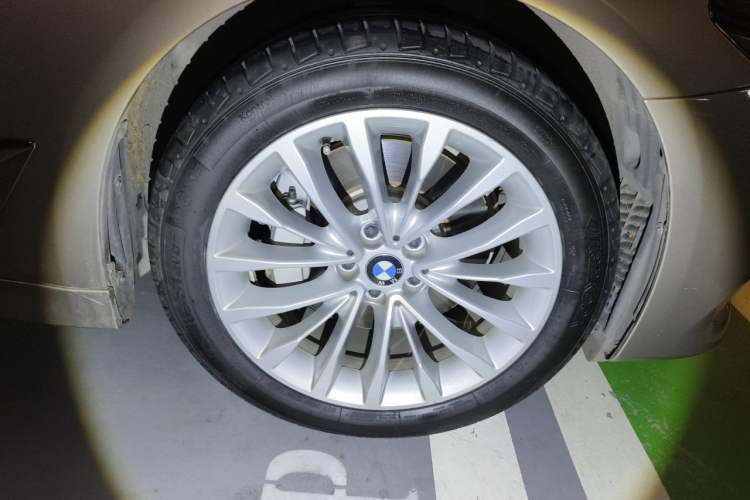 Used BMW 5 Series 2019 530Li Leading Model Luxury Package Right Front Wheel Hub