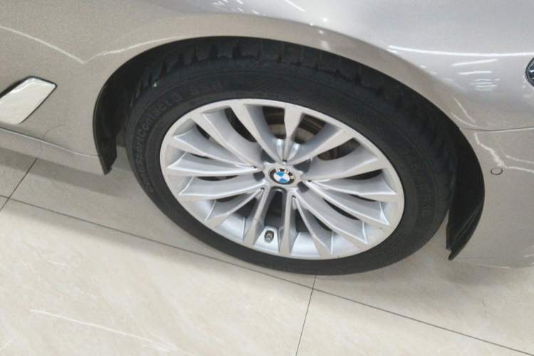 Used BMW 5 Series 2019 Facelifted 530Li Luxury Edition Premium Package Right Front Wheel Hub