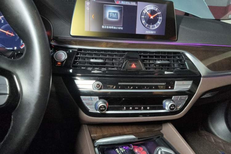Used BMW 5 Series 2019 Facelifted 525Li Luxury Package Audio And AC Panel