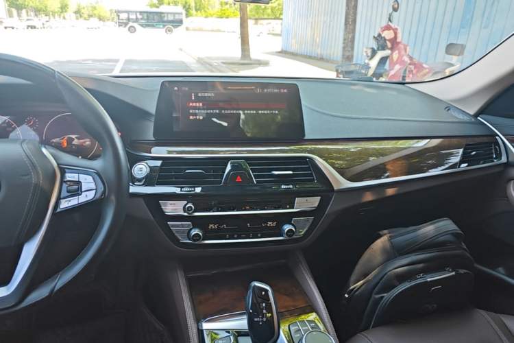 Used BMW 5 Series 2019 Facelifted 525Li Luxury Package Audio And AC Panel