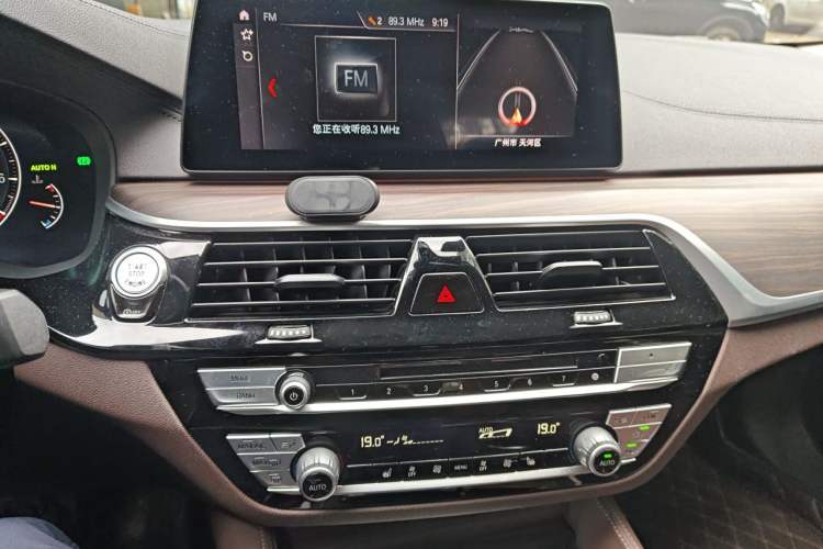 Used BMW 5 Series 2019 530Li Leading Model Luxury Package Audio And AC Panel