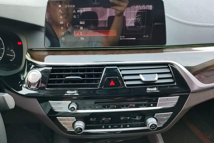 Used BMW 5 Series 2019 Facelifted 525Li Luxury Package Audio And AC Panel