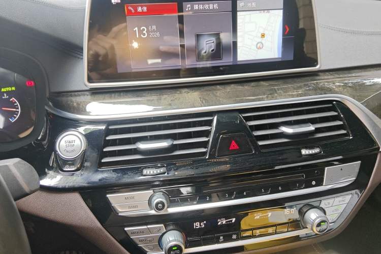 Used BMW 5 Series 2019 525Li M Sport Package Audio And AC Panel