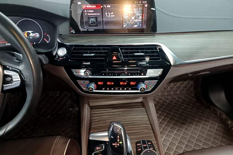 Used BMW 5 Series 2019 530Li Leading Model Luxury Package Audio And AC Panel