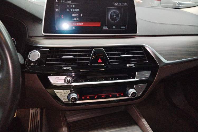 Used BMW 5 Series 2019 530Li xDrive Luxury Package Audio And AC Panel