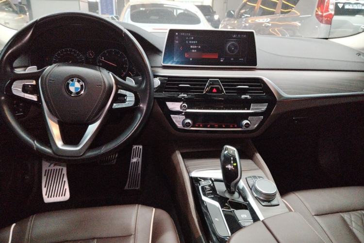 Used BMW 5 Series 2019 530Li xDrive Luxury Package Center Console