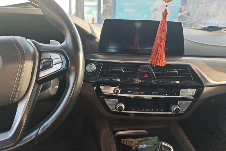 Used BMW 5 Series 2019 Facelifted 530Li Leading Edition M Sport Package Center Console