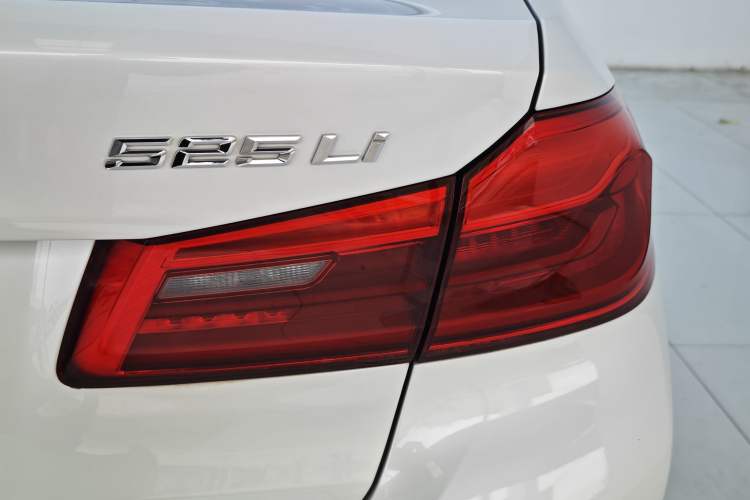 Used BMW 5 Series 2019 Facelifted 525Li Luxury Package Exterior 10