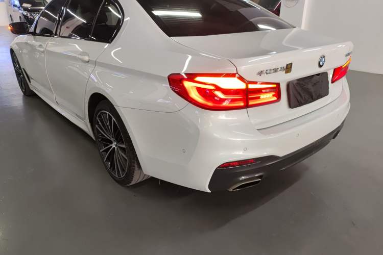 Used BMW 5 Series 2019 Facelifted 530Li Leading Edition M Sport Package Exterior 2