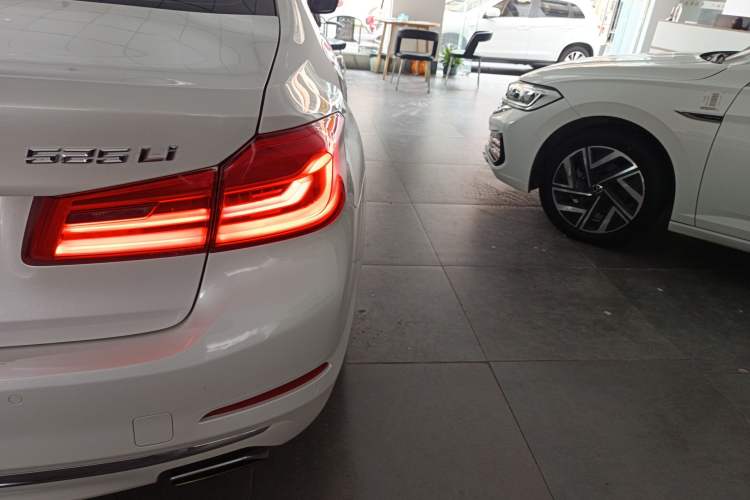 Used BMW 5 Series 2019 525Li Luxury Package Exterior 3