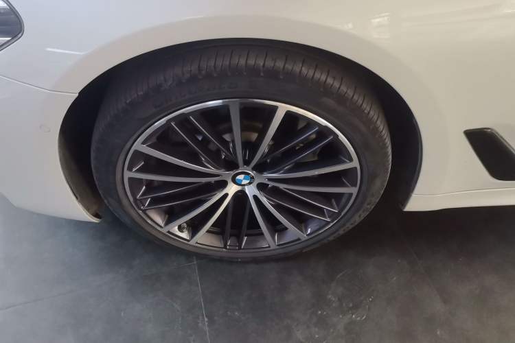 Used BMW 5 Series 2019 Facelifted 530Li Leading Edition M Sport Package Exterior 4
