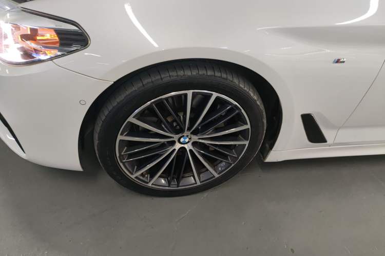 Used BMW 5 Series 2019 Facelifted 530Li Leading Edition M Sport Package Exterior 4