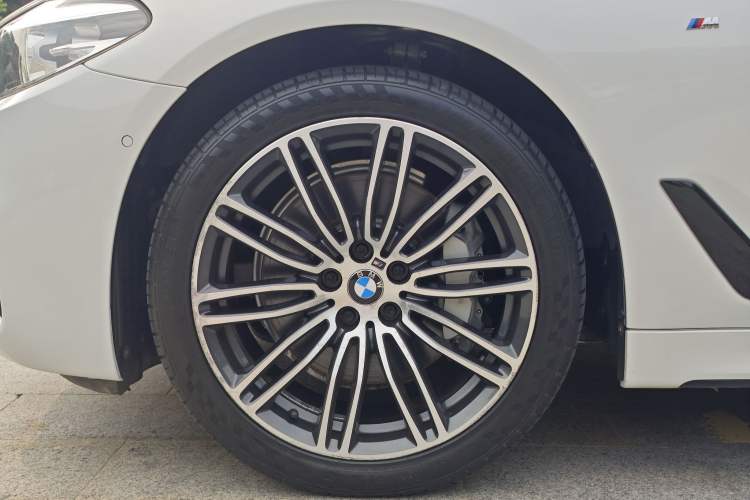 Used BMW 5 Series 2019 530Li Leading Model M Sport Package Exterior 6