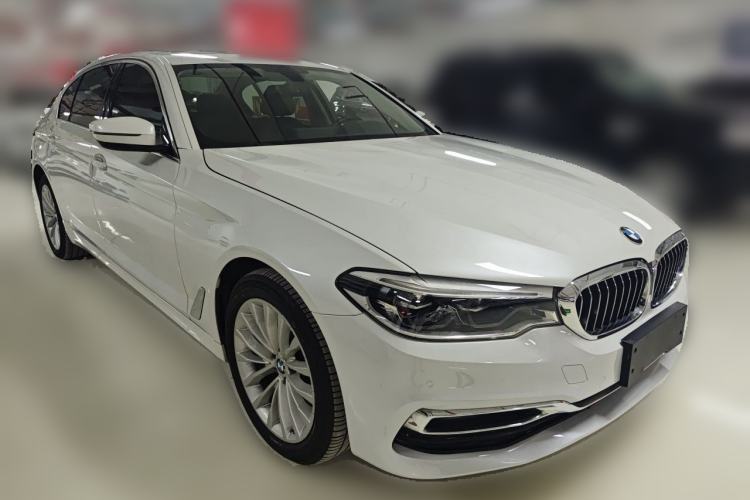 Used BMW 5 Series 2019 Facelifted 525Li Luxury Package Front Right 45 Deg