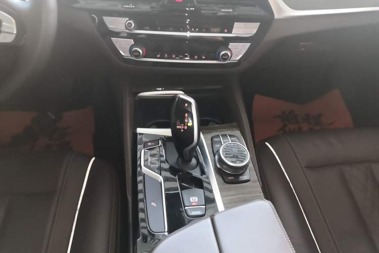 Used BMW 5 Series 2019 Facelifted 530Li Leading Edition Luxury Package Gear Lever