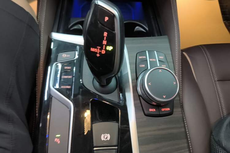 Used BMW 5 Series 2019 Updated 530Li xDrive Luxury Package Gear Lever