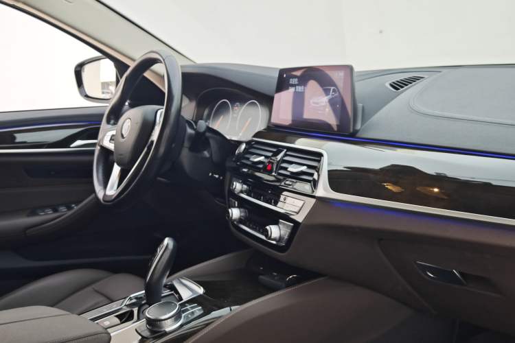 Used BMW 5 Series 2019 Facelifted 525Li Luxury Package Interior 2