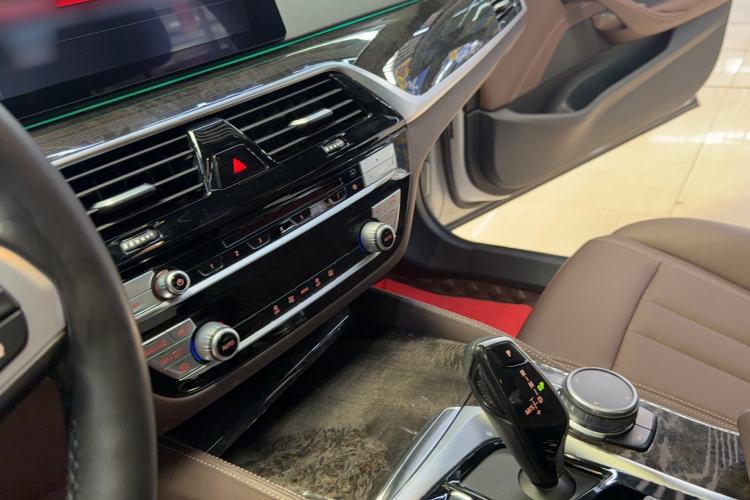 Used BMW 5 Series 2019 525Li M Sport Package Interior 7