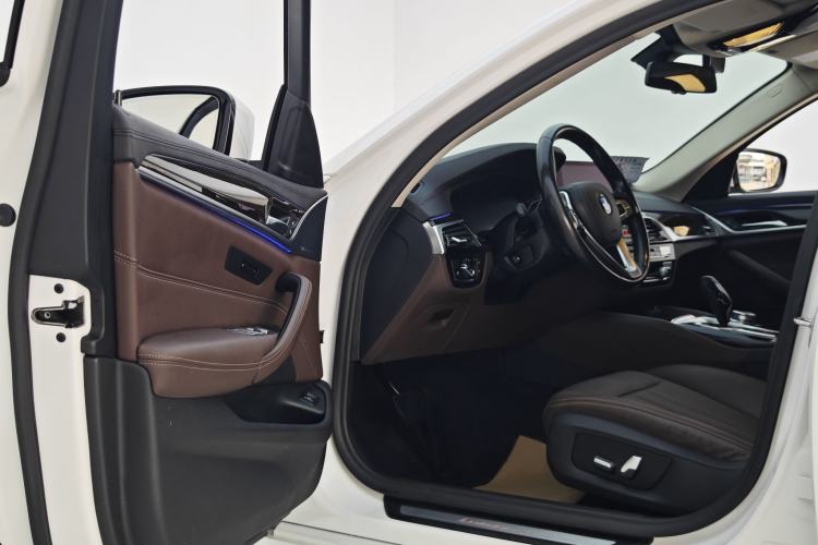Used BMW 5 Series 2019 Facelifted 525Li Luxury Package Interior 8
