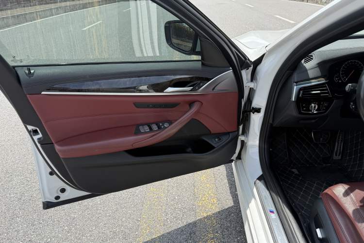 Used BMW 5 Series 2019 530Li xDrive M Sport Package Interior 9