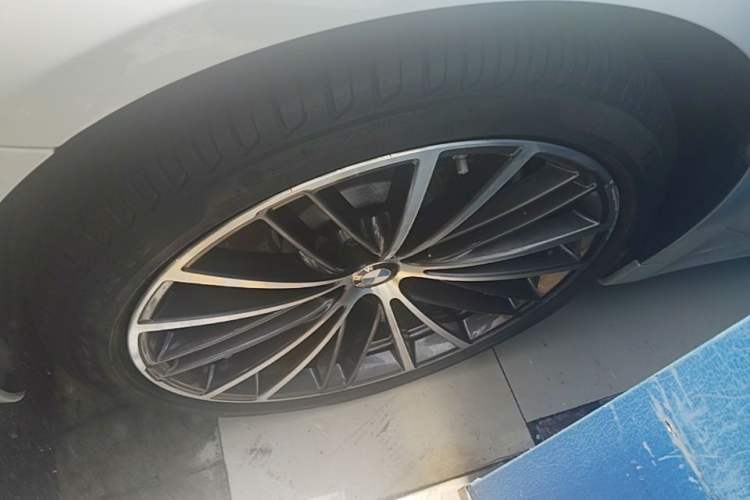 Used BMW 5 Series 2019 Facelifted 530Li Leading Edition M Sport Package Left Front Wheel Hub