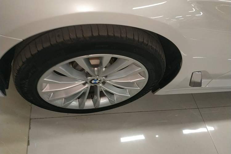Used BMW 5 Series 2019 530Li xDrive Luxury Package Left Front Wheel Hub