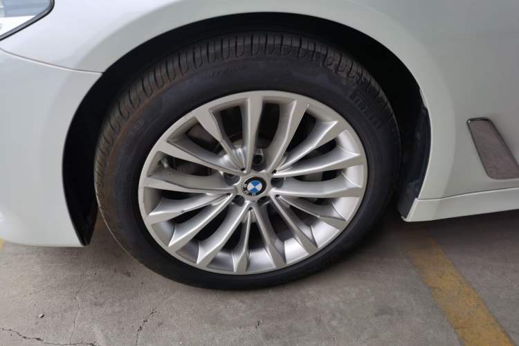Used BMW 5 Series 2019 Facelifted 530Li Leading Edition Luxury Package Left Front Wheel Hub