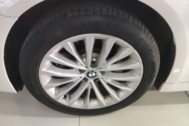 Used BMW 5 Series 2019 530Li Leading Model Luxury Package Left Front Wheel Hub