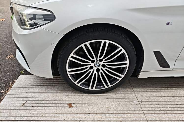 Used BMW 5 Series 2019 530Li Leading Model M Sport Package Left Front Wheel Hub