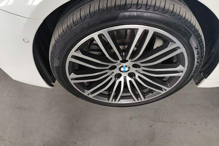 Used BMW 5 Series 2019 530Li xDrive M Sport Package Left Front Wheel Hub