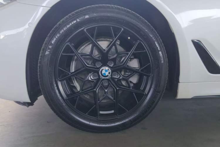 Used BMW 5 Series 2019 525Li M Sport Package Left Front Wheel Hub