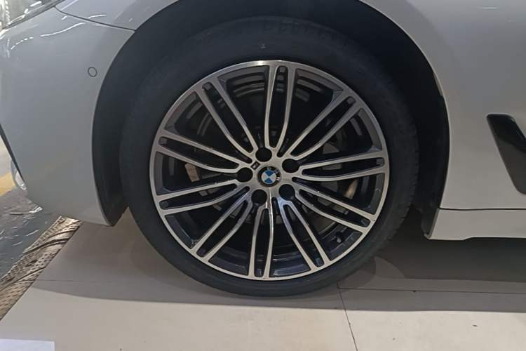 Used BMW 5 Series 2019 530Li Leading Model M Sport Package Left Front Wheel Hub