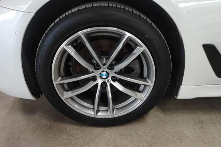Used BMW 5 Series 2019 525Li M Sport Package Left Front Wheel Hub