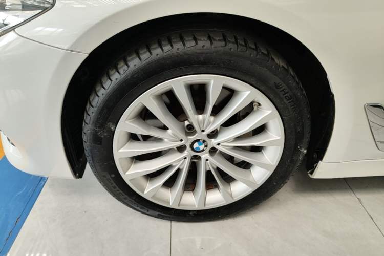 Used BMW 5 Series 2019 Facelifted 530Li Leading Edition Luxury Package Left Front Wheel Hub